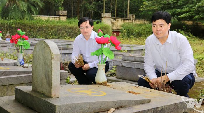 Thành viên Đoàn công tác thắp hương tri ân các Anh hùng liệt sĩ.