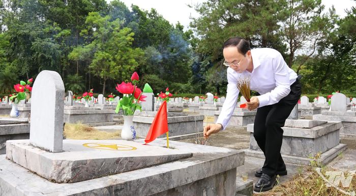 Đồng chí Nguyễn Đăng Bình thắp hương tri ân các Anh hùng liệt sĩ.