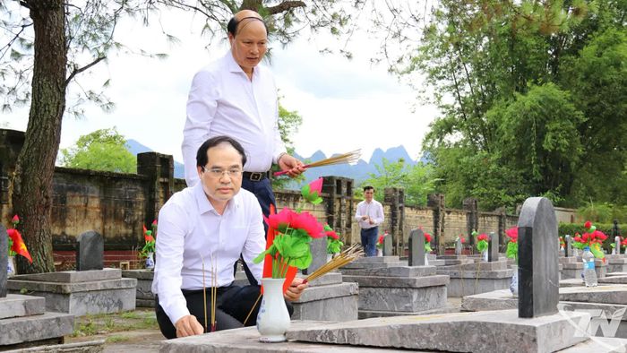 Đồng chí Bí thư Tỉnh ủy thắp hương tại các phần mộ liệt sĩ người Thái Nguyên tại Nghĩa trang Liệt sĩ Hòa An.