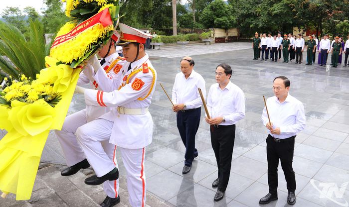Đoàn công tác của tỉnh Thái Nguyên dâng hương tưởng niệm các Anh hùng liệt sĩ tại Nghĩa trang Liệt sĩ Hòa An, tỉnh Cao Bằng.