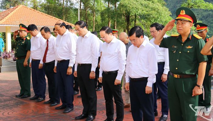 Đoàn công tác của tỉnh Thái Nguyên dâng hương tại Nghĩa trang Liệt sĩ Trà Lĩnh.