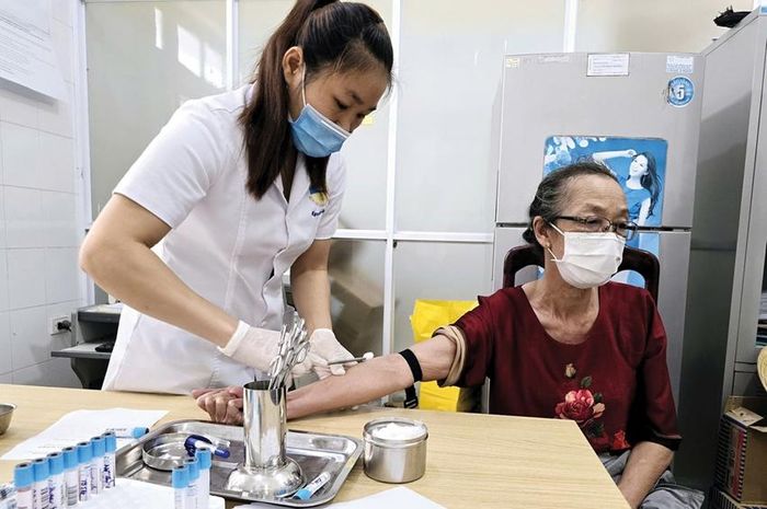 Lấy máu xét nghiệm cho người dân tại Bệnh viện Đa khoa Bình Điền.