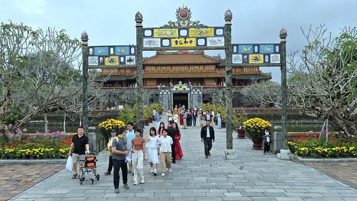 Du khách tham quan Đại Nội