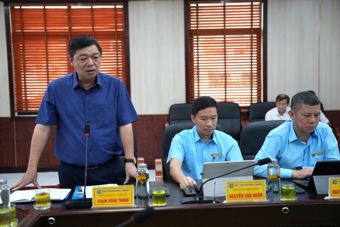 Giám đốc Công ty Tuyển than Hòn Gai - Vinacomin Phạm Hồng Thanh báo cáo tại buổi làm việc