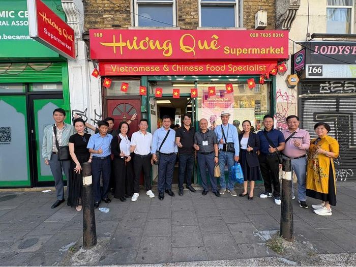 Đoàn làm việc với hai hệ thống siêu thị Hương Quê và VietKing tại London và Edinburgh nhằm tìm hiểu nhu cầu nhập khẩu, tiêu chuẩn sản phẩm, phương thức logistics và phân phối đối với các mặt hàng nông sản, thực phẩm, hàng tiêu dùng và mỹ phẩm của Việt Nam (Ảnh: Cục Xúc tiến thương mại)