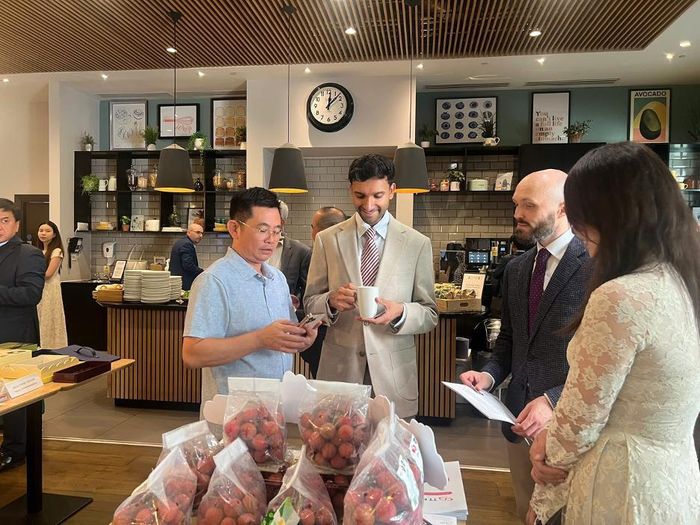 Đoàn tham dự Lễ khai mạc Tuần hàng Việt Nam tại London kết hợp chương trình giao thương doanh nghiệp Việt Nam - Vương quốc Anh (Ảnh: Cục Xúc tiến thương mại)