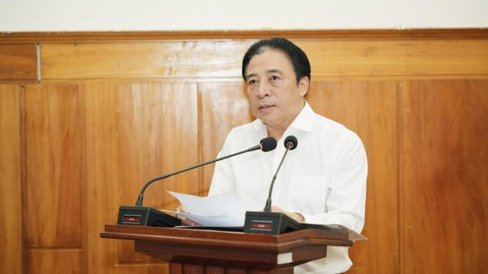 Chủ tịch UBND thành phố Huế Nguyễn Khắc Toàn báo cáo tại buổi làm việc - Ảnh: hue.gov.vn