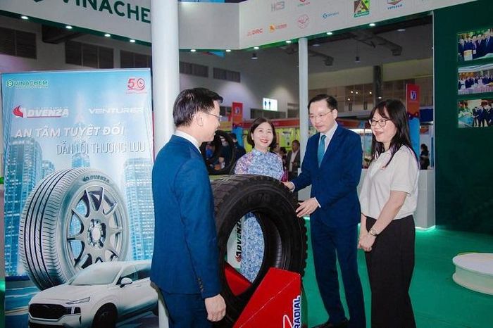 Ông Nguyễn Hữu Tú, Tổng Giám đốc Tập đoàn Hóa chất Việt Nam thăm gian hàng Casumina tại VIETLAOEXPO 2026