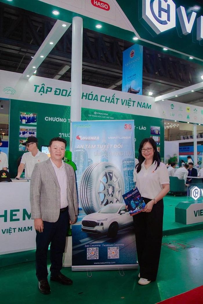 Bà Lê Thu Hương - Trưởng phòng Xuất nhập khẩu Casumina giới thiệu thông tin về sản phẩm tới khách hàng tại VIETLAOEXPO 2026