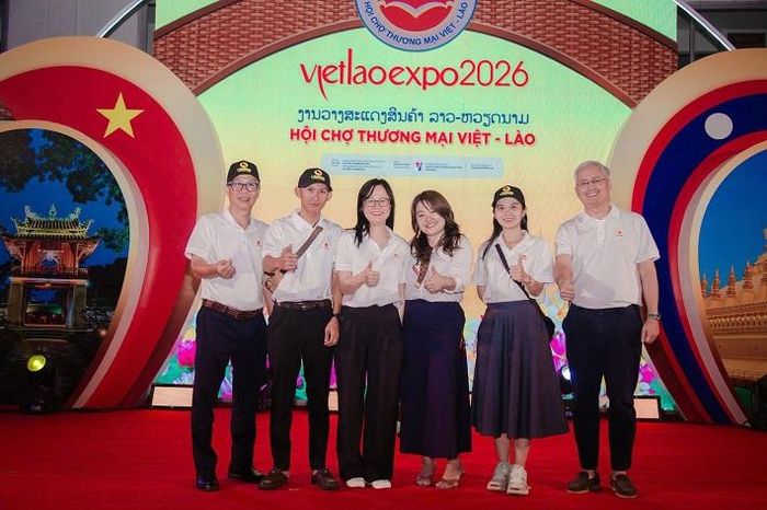Đội ngũ Casumina tại gian hàng giới thiệu sản phẩm của Công ty ở VIETLAOEXPO 2026