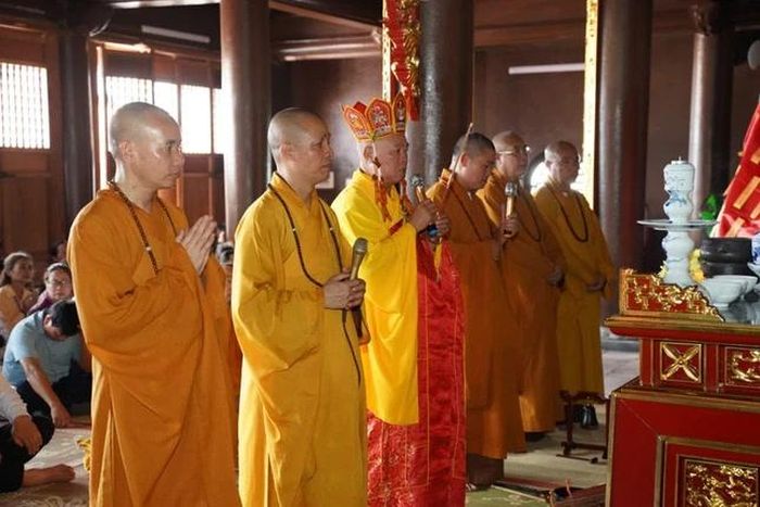 Chư tôn đức cử hành khóa lễ an vị Phật