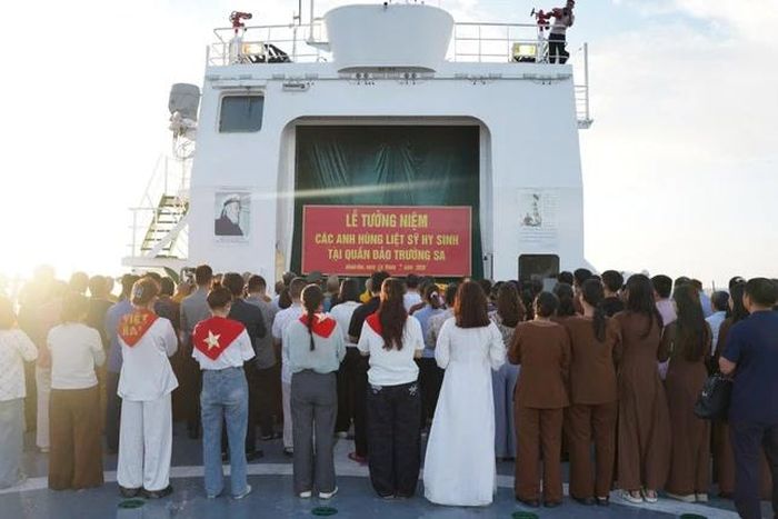 Dâng hương tưởng niệm các anh hùng liệt sĩ đã hy sinh tại đảo Gạc Ma