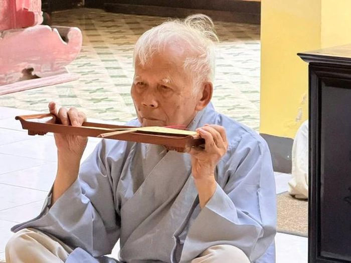 Ông Cao Huy Hóa đội sớ cầu nguyện nhân Đại tường của Giáo sư Cao Huy Thuần