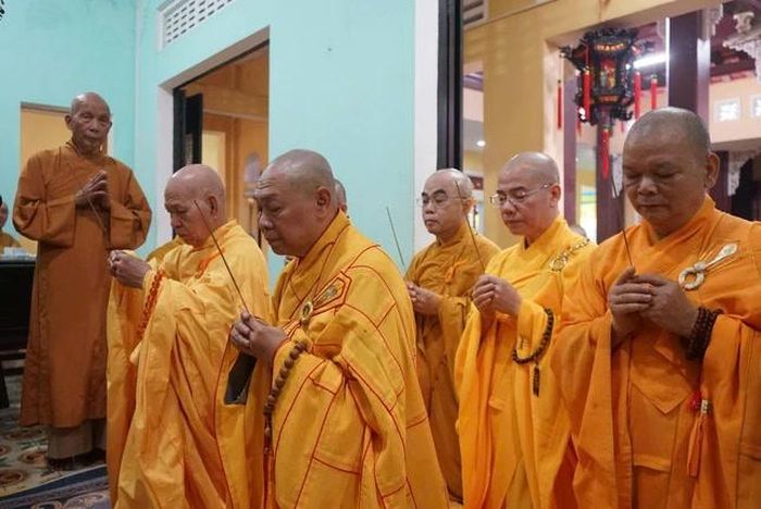 Chư tôn đức Ban Trị sự GHPGVN TP.Đà Nẵng tưởng niệm