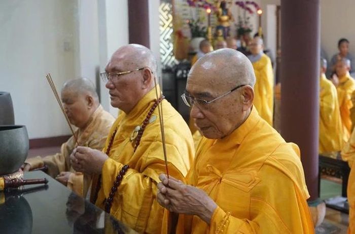 Chư tôn giáo phẩm dâng hương cầu nguyện