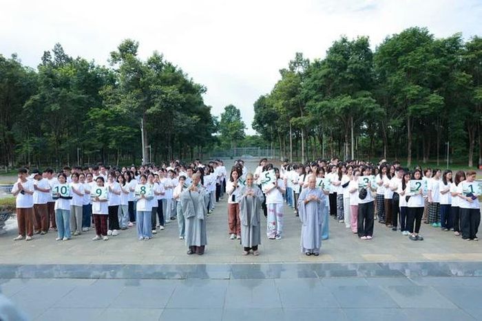 Chư Ni và các bạn trẻ tham dự khóa tu thắp hương tưởng niệm chư vị anh hùng liệt sĩ tại Khu di tích Tà Thiết