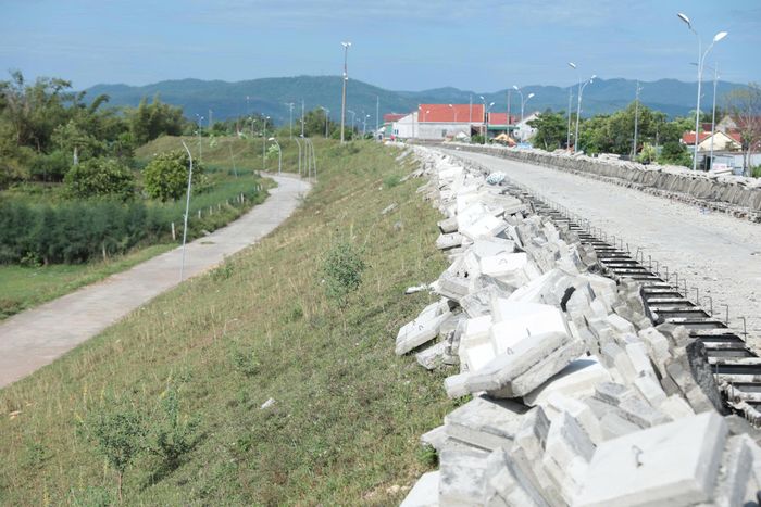 Cống Đức Nhân trên đê La Giang (xã Đức Quang) đang được sửa chữa, nâng cấp.