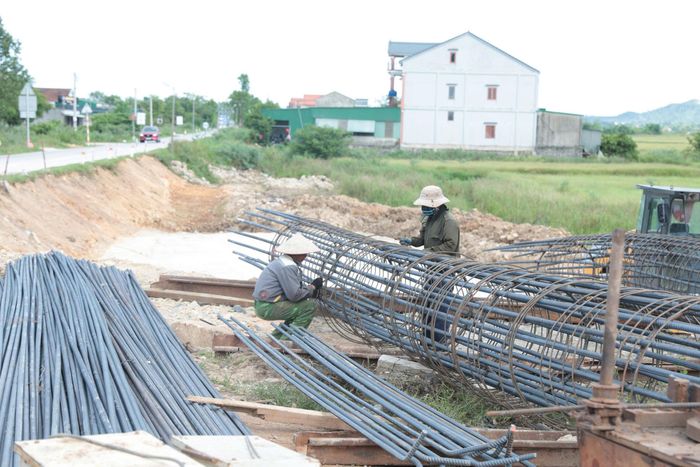Nhà thầu tranh thủ thời tiết khô ráo đẩy nhanh tiến độ các công trình để sớm đưa vào sử dụng.
