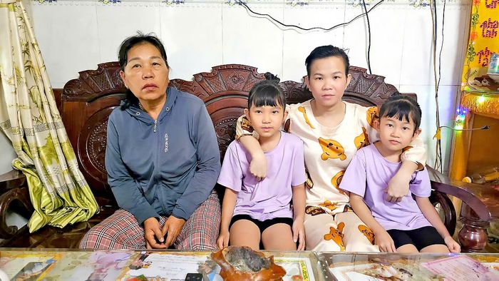 Hai con còn nhỏ, chặng đường học tập phía trước còn rất dài, trong khi mọi gánh nặng kinh tế đều dồn lên vai người mẹ trẻ.