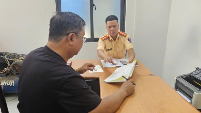 Đội CSGT Đường thủy số 1 xử lý vi phạm hành chính đối với chủ phương tiện.