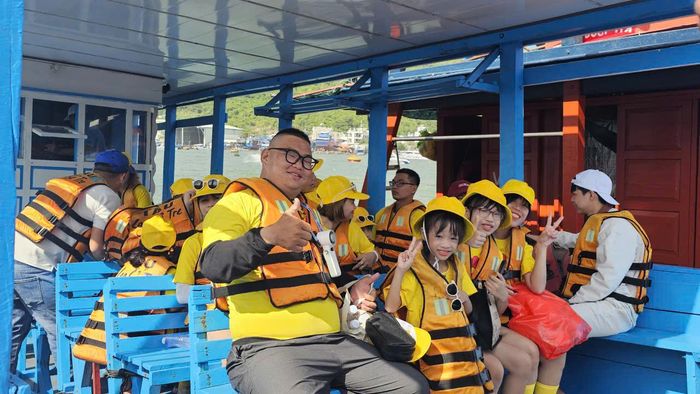 Nhiều hành khách ý thức được sự an toàn của bản thân và cộng đồng tự giác mặc áo phao khi lên tàu.