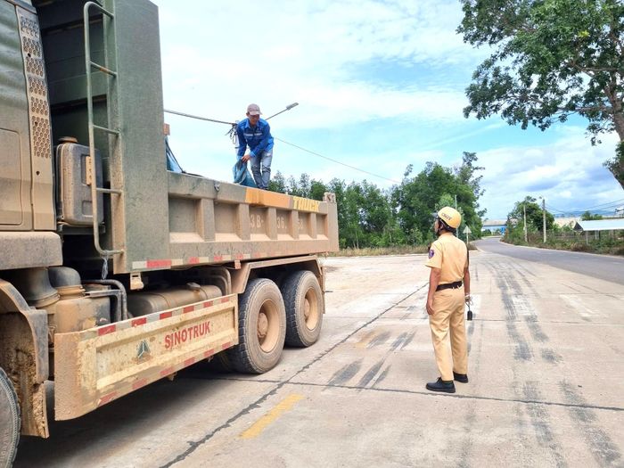 Phòng CSGT Công an tỉnh Gia Lai yêu cầu che chắn kỹ, không để vật liệu từ thùng xe rơi xuống đường, ảnh hưởng đến người và phương tiện khác.
