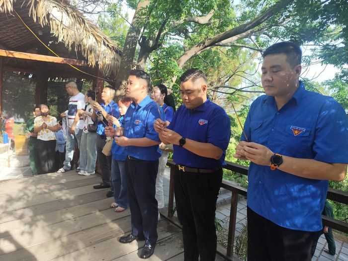 Thành kính dâng hương tưởng niệm Đại tướng Võ Nguyên Giáp.