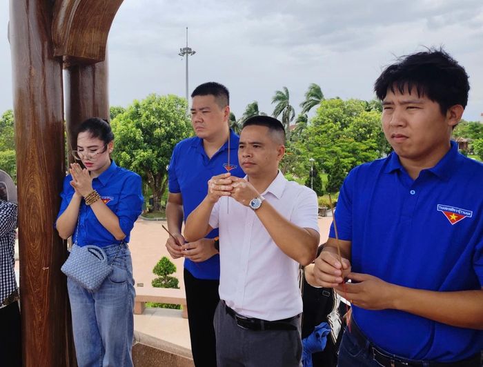 Tưởng niệm các Anh hùng liệt sĩ tại Thành cổ Quảng Trị.