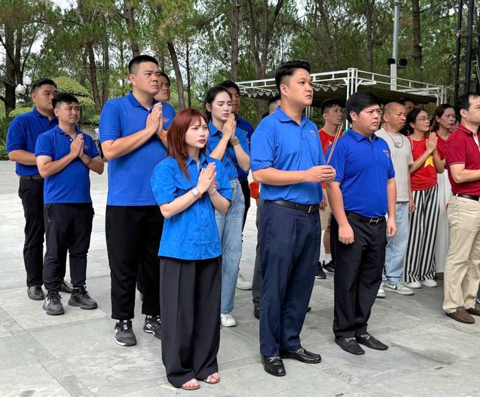 Dâng hương tưởng niệm các Anh hùng liệt sĩ tại Nghĩa trang liệt sĩ quốc gia Trường Sơn.