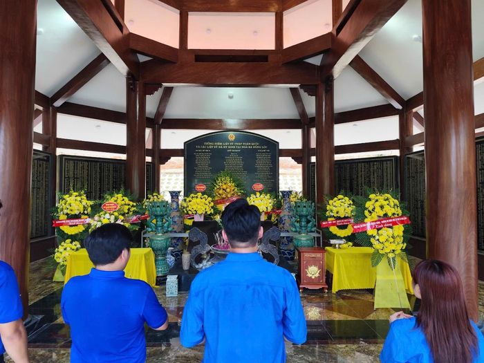 Đoàn dâng hương, dâng hoa tưởng nhớ các Anh hùng liệt sĩ tại Di tích quốc gia đặc biệt Ngã ba Đồng Lộc.