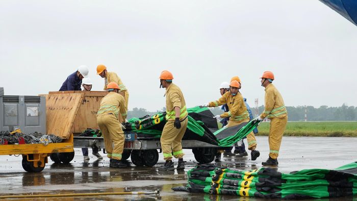 Quá trình di dời tàu bay được thực hiện bởi 38 cán bộ, nhân viên của Cảng HKQT Nội Bài và HGS, với sự phối hợp nhịp nhàng, bảo đảm đúng quy trình kỹ thuật và an toàn tuyệt đối.