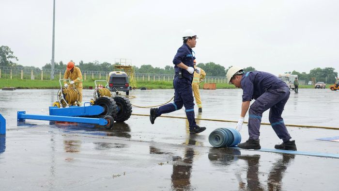 Đến 11h cùng ngày, đường cất hạ cánh được giải phóng, hiện trường được thu dọn và sẵn sàng đưa vào khai thác trở lại. Sau phần bình giảng, rút kinh nghiệm, Ban Chỉ đạo đánh giá cuộc diễn tập KN26 đã hoàn thành toàn bộ mục tiêu đề ra, bảo đảm an toàn tuyệt đối về người và trang thiết bị. Không chỉ kiểm chứng hiệu quả các phương án khẩn nguy, cuộc diễn tập còn khẳng định năng lực phối hợp chuyên nghiệp giữa các lực lượng và tinh thần luôn trong trạng thái sẵn sàng ứng phó với mọi tình huống. Đó cũng là cam kết của Cảng HKQT Nội Bài trong việc đặt an toàn hàng không lên hàng đầu, góp phần bảo đảm mỗi chuyến bay cất cánh và hạ cánh an toàn.