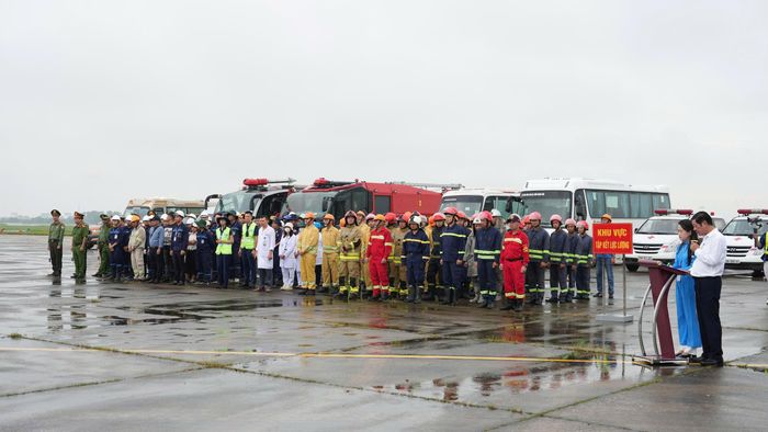 Khói, lửa, bọt chữa cháy, xe cứu hỏa và hàng trăm nhân sự đồng loạt triển khai trên đường băng trong cuộc diễn tập phương án xử lý tình huống chữa cháy, cứu nạn cứu hộ và di dời tàu bay mất khả năng di chuyển năm 2026 (mật danh KN26) do Cảng HKQT Nội Bài tổ chức sáng 16/7. Với phương châm "an toàn là trên hết", cuộc diễn tập được xây dựng sát thực tế, góp phần nâng cao năng lực ứng phó và bảo đảm an toàn tuyệt đối cho hoạt động khai thác bay.