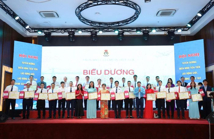 Đại diện Bộ Xây dựng và Tổng liên đoàn lao động Việt Nam tặng bằng khen cho cá nhân được Công đoàn Xây dựng Việt Nam tặng.