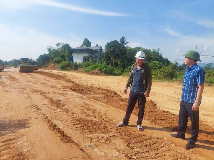 UBND tỉnh Phú Thọ yêu cầu các địa phương tập trung tháo gỡ vướng mắc giải phóng mặt bằng, xác định giá đất, bố trí tái định cư và bảo đảm nguồn vật liệu xây dựng phục vụ thi công, góp phần đảm bảo tiến độ giải ngân vốn đầu tư công.