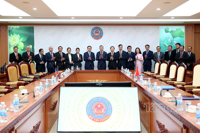 Bộ trưởng Ngô Văn Tuấn, Bộ trưởng Linkham Douangsavanh và thành viên đoàn công tác hai bên chụp ảnh lưu niệm. Ảnh: Đức Minh