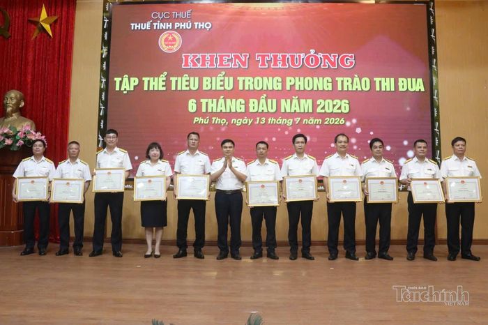 Thuế tỉnh Phú Thọ trao Giấy khen của Trưởng Thuế tỉnh Phú Thọ cho các đơn vị đạt thành tích cao trong Phong trào Thi đua 6 tháng đầu năm 2026 do Thuế tỉnh Phú Thọ phát động. Ảnh: Văn Học