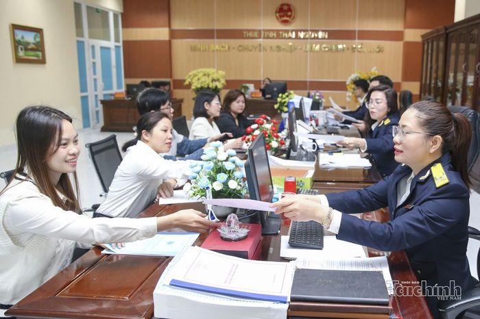 Công chức Thuế tỉnh Thái Nguyên hỗ trợ người nộp thuế thực hiện pháp luật thuế. Ảnh: Đức Thanh