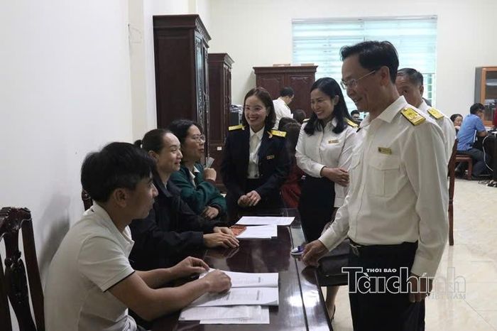 Lãnh đạo Thuế tỉnh Phú Thọ thị sát công tác hỗ trợ hộ kinh doanh của cán bộ, công chức thuế. Ảnh: Văn Học