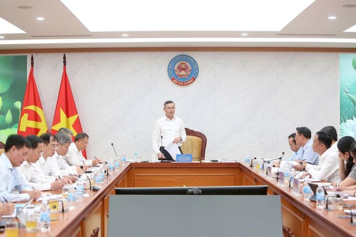 Bộ trưởng Ngô Văn Tuấn đánh giá cao những kết quả của BHXH Việt Nam. Ảnh: Đức Minh