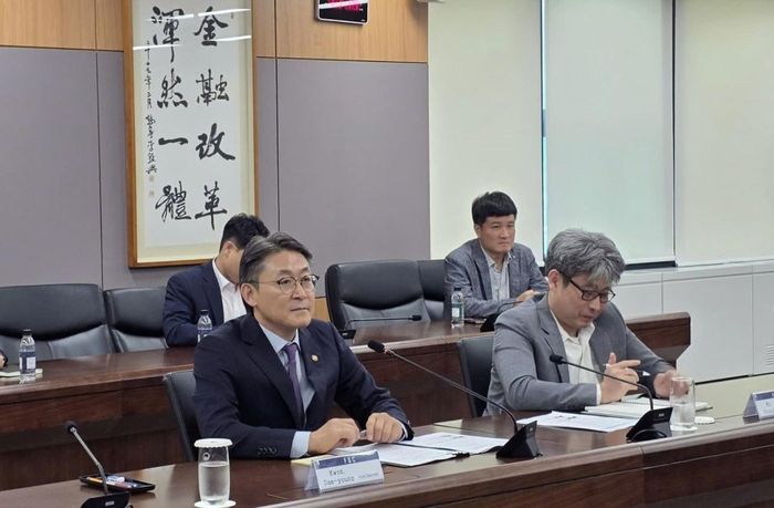 Ông Dae-young Kwon - Phó Chủ tịch FSC (hàng đầu, bên trái) phát biểu tại cuộc làm việc. Ảnh: SSC