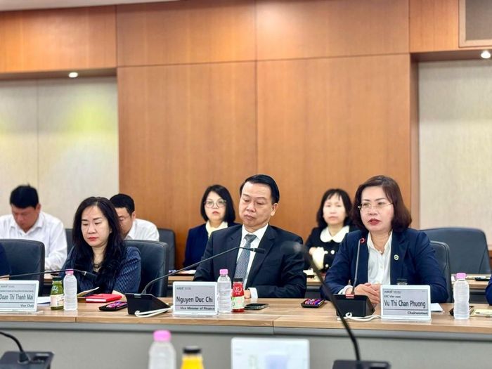 Chủ tịch Ủy ban Chứng khoán Nhà nước Vũ Thị Chân Phương (thứ nhất, từ phải sang) phát biểu. Ảnh: SSC