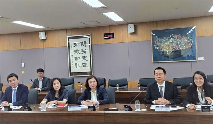 Thứ trưởng Bộ Tài chính Nguyễn Đức Chi (thứ hai, từ phải sang) phát biểu tại cuộc làm việc. Ảnh: SSC