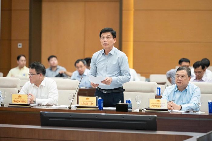 Thứ trưởng Bộ Xây dựng Lê Anh Tuấn trình bày tại phiên họp. Ảnh: quochoi.vn
