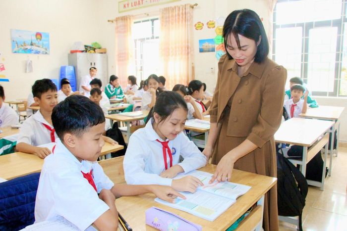 Từ các quyết sách miễn học phí, triển khai sữa học đường đến việc cấp sách miễn phí, Quảng Ninh đang chủ động từng bước xây dựng một hệ thống chính sách giáo dục toàn diện.