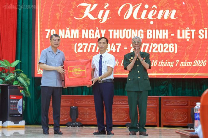 Thủ tướng Lê Minh Hưng tặng quà Trung tâm Điều dưỡng Thương binh Kim Bảng, tỉnh Ninh Bình - Ảnh: VGP