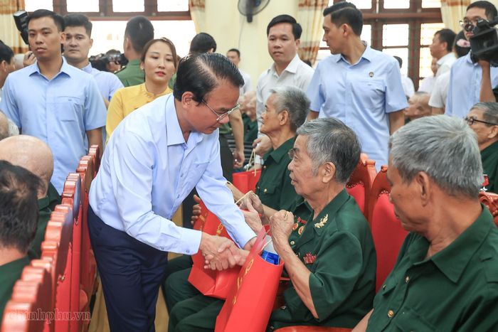 Bộ trưởng, Chủ nhiệm Văn phòng Chính phủ Đặng Xuân Phong tặng quà các thương binh, bệnh binh - Ảnh: VGP