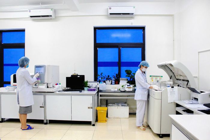 Hệ thống máy móc xét nghiệm được đầu tư đồng bộ, hiện đại tại Trung tâm Y tế khu vực Phúc Yên.