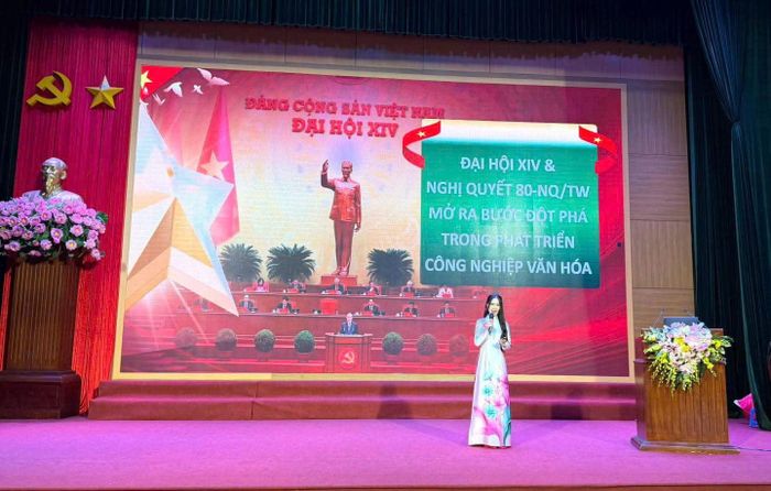 Tập thể Ban giám hiệu và các thầy cô giáo trường THCS Phù Lỗ tặng hoa chúc mừng thí sinh Tạ Hương Giang