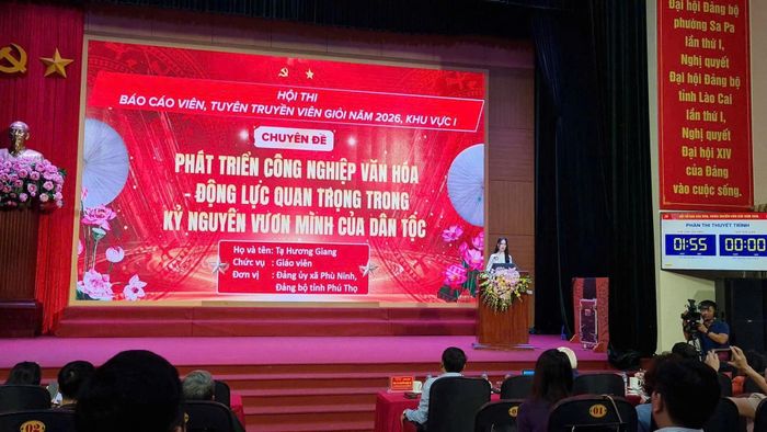 Thí sinh Tạ Hương Giang với chuyên đề: “Phát triển công nghiệp văn hóa - Động lực quan trọng trong kỷ nguyên vươn mình của dân tộc” giành giải Nhì tại Hội thi